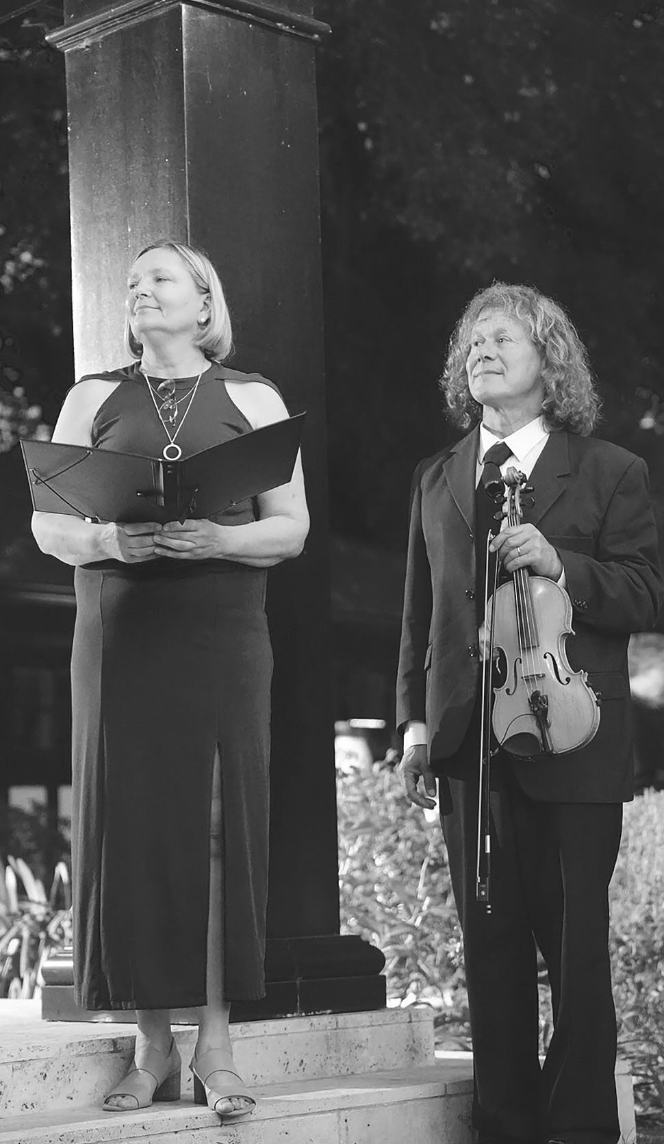 Chapter President Hanna Merk with violinist Jari Suomalainen