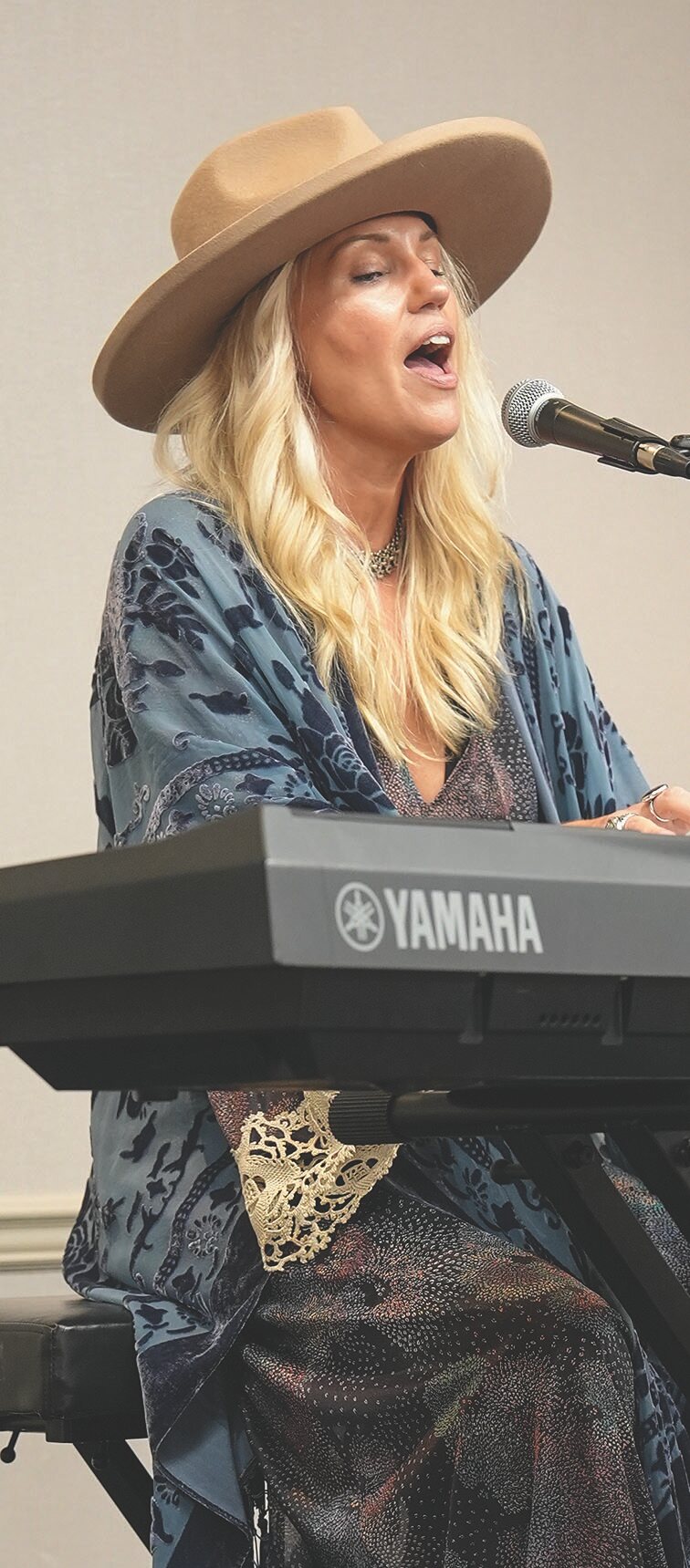 Ruut performing at the keyboard